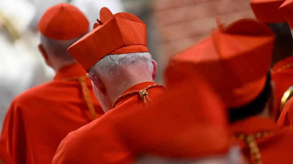 Conclave: 2º dia de votações começa com fumaça preta e novo papa segue indefinido
