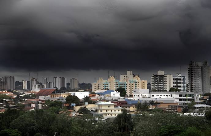 Manaus amanhece sob forte chuva nesta quinta-feira