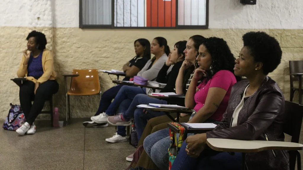 Bolsa de R$ 200 mensais será paga a alunos de cursinhos populares, anuncia MEC