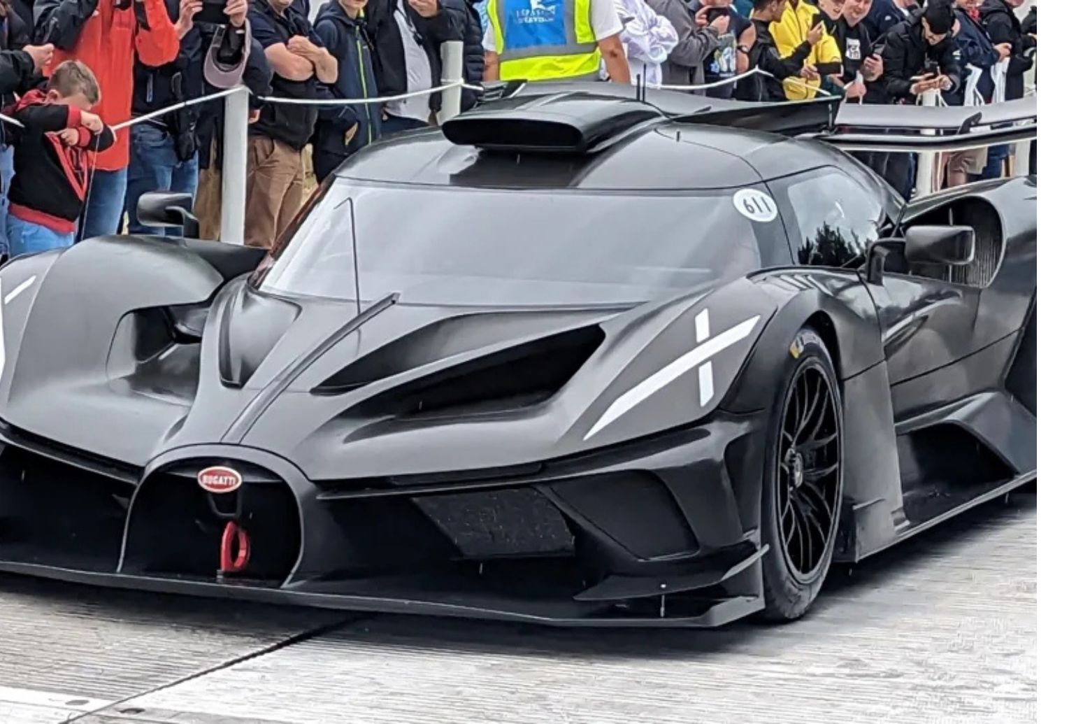 Youtuber ostenta Bugatti Bolide único de R$ 25 milhões