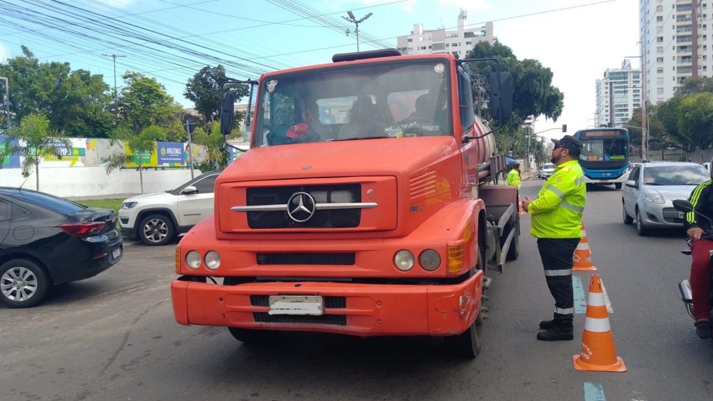 Caminhões são autuados por circulação irregular na avenida Mário Ypiranga
