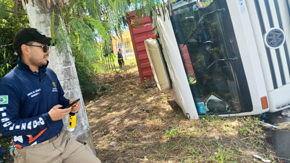 Detran-AM remove caminhão e aplica multas após tombamento na zona leste de Manaus