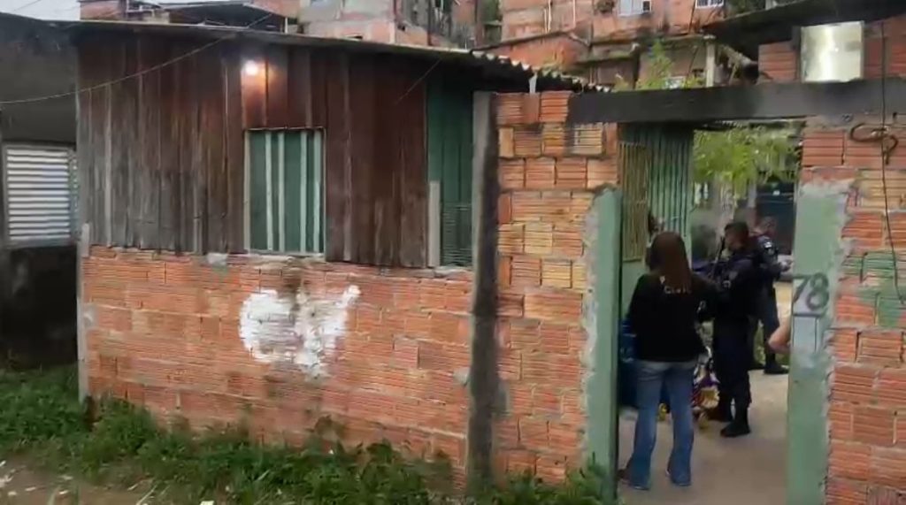 Dois jovens são executados a tiros dentro de casa na Zona Oeste de Manaus