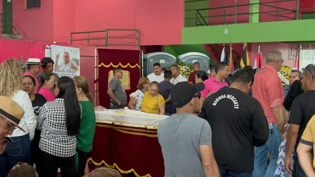 Familiares e amigos se despedem de Paulo Onça, ícone do samba amazonense, em velório na quadra da Vitória Régia