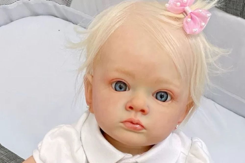 Mulher vai à Justiça pedir licença-maternidade para cuidar de bebê reborn