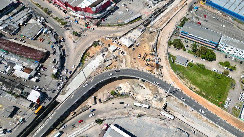 Vista aérea do Complexo Viário Rei Pelé em Manaus durante obras de manutenção na drenagem.