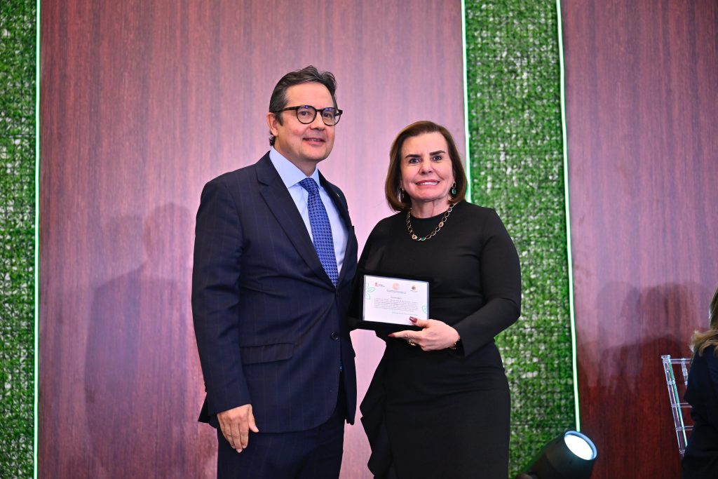 Presidente do TCE-AM recebe homenagem por liderança na abertura do IX Congresso Internacional de Controle