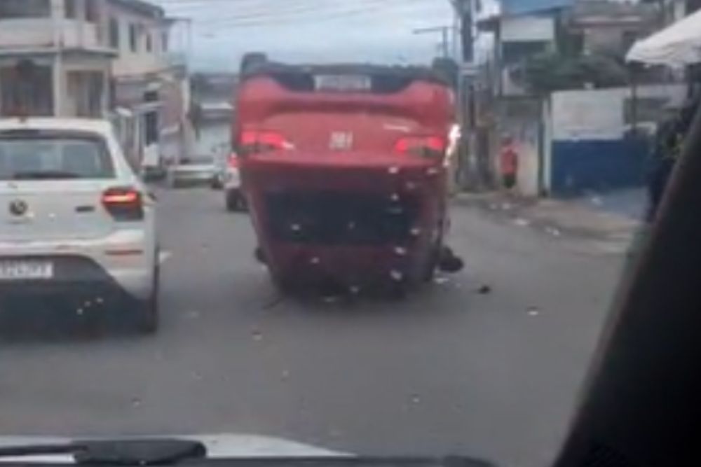 Veja vídeo: Motoristas encontram carro virado de cabeça para baixo na Zona Oeste de Manaus