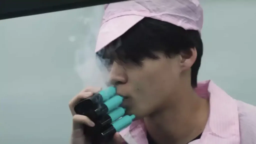 Vídeo revela funcionário testando até 10 mil vapes por dia em fábrica chinesa