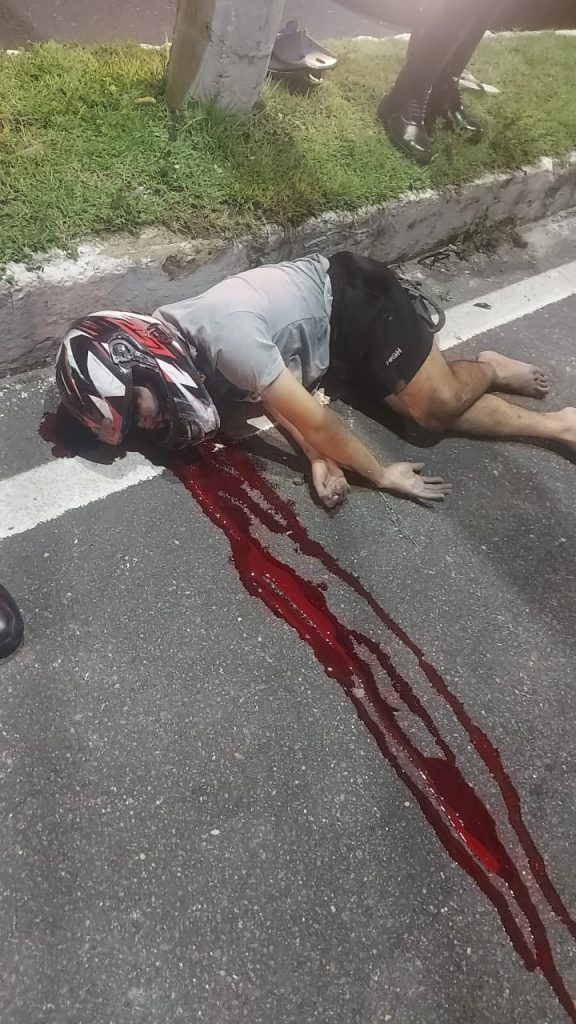 Motociclista de 24 anos morre após colidir com poste