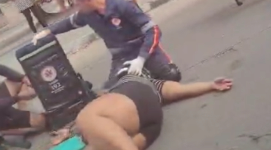 Vídeo mostra momento em que duas mulheres ficam feridas após colisão de moto no Japiim