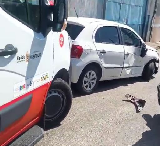 Motociclista fica ferido após colisão com carro em avenida de Manaus; veja vídeo