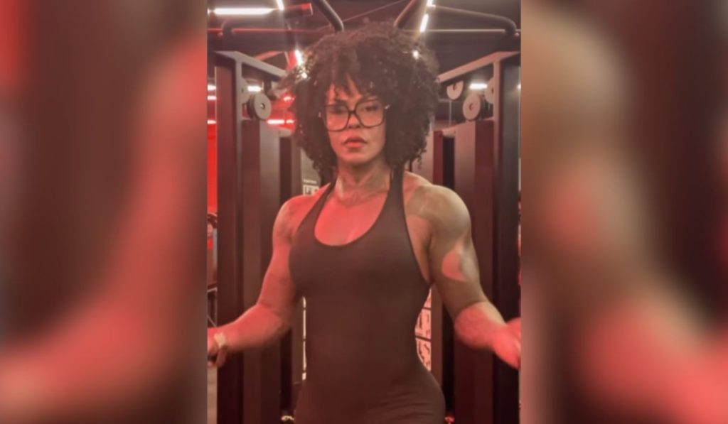 Vídeo: Personal trainer é confundida com trans e impedida de entrar em banheiro feminino de academia