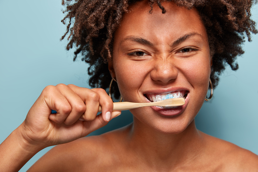 Por que você não deve enxaguar a boca após escovar os dentes? A ciência explica