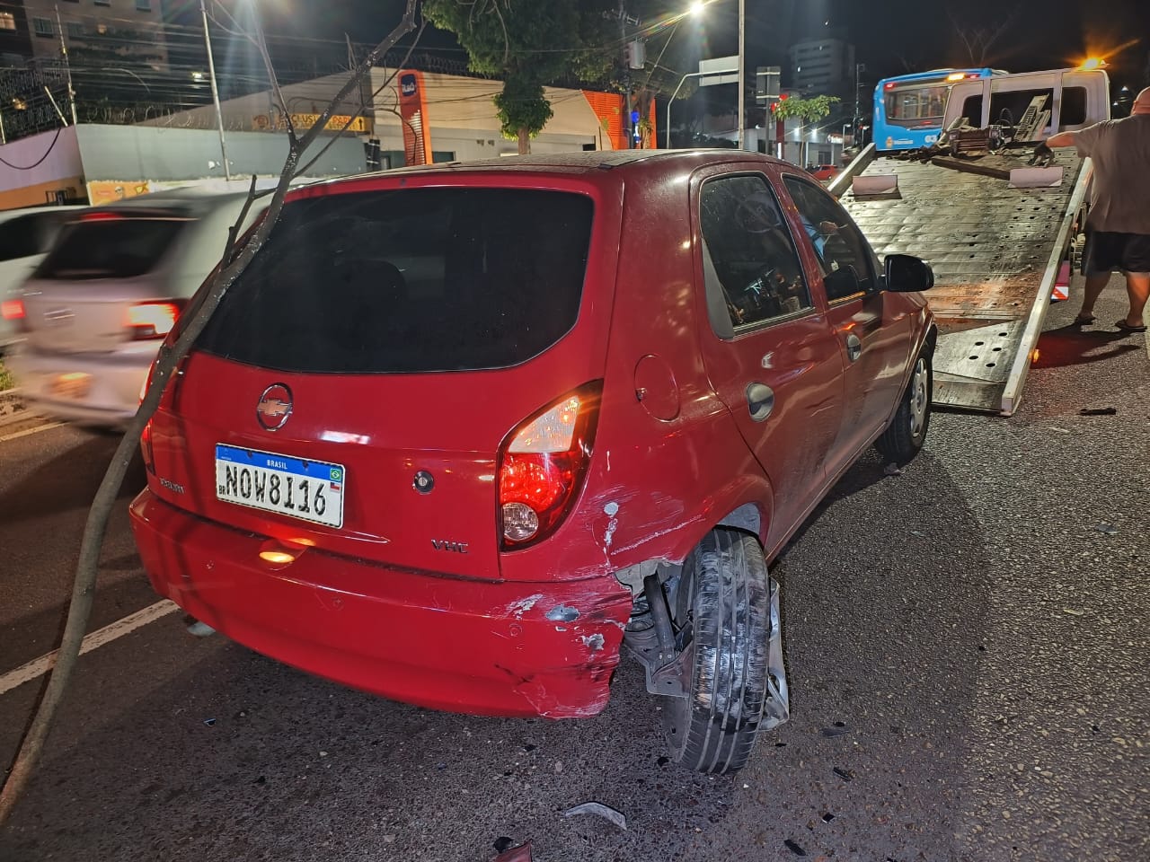 Entregador escapa da morte após ser atropelado por carro desgovernado em Manaus