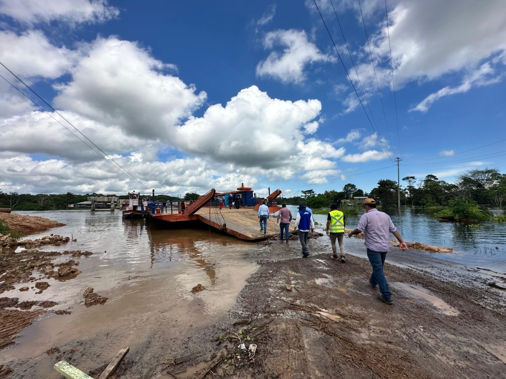 Caminhão causa rompimento de cabo na travessia do rio Autaz-Mirim na BR-319