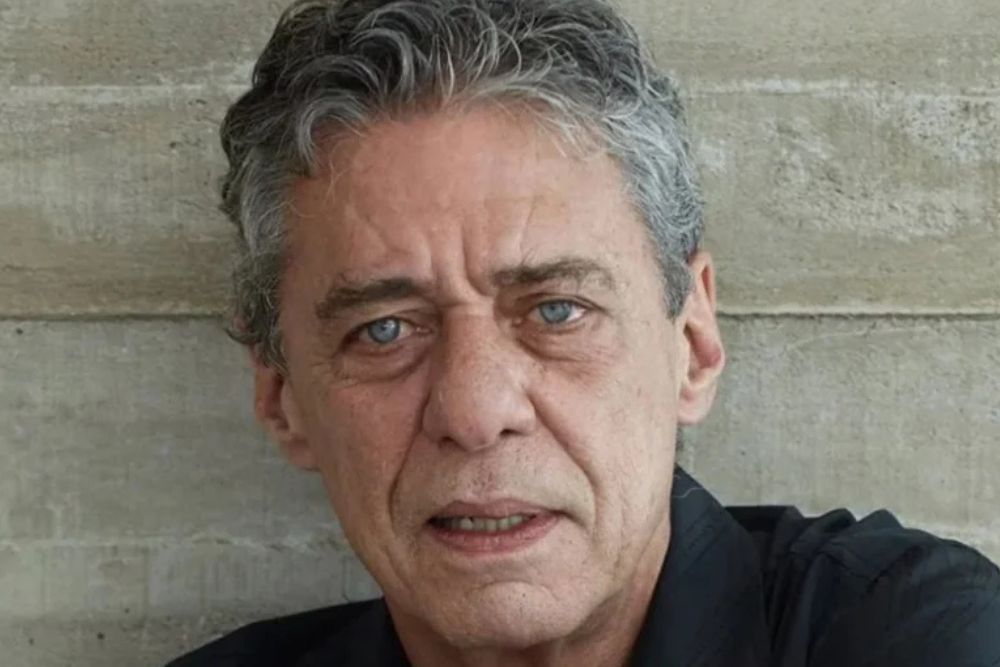 Chico Buarque passa por cirurgia programada no cérebro e se recupera bem