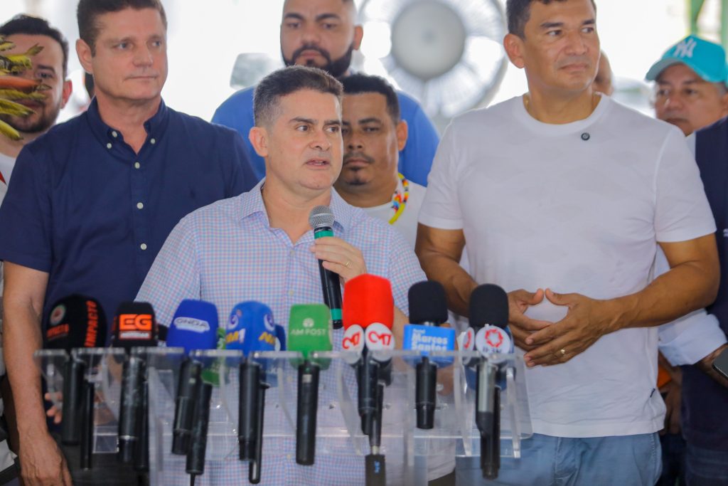 Foto - David Almeida ao entregar títulos de terra de comunidade indígena em Manaus