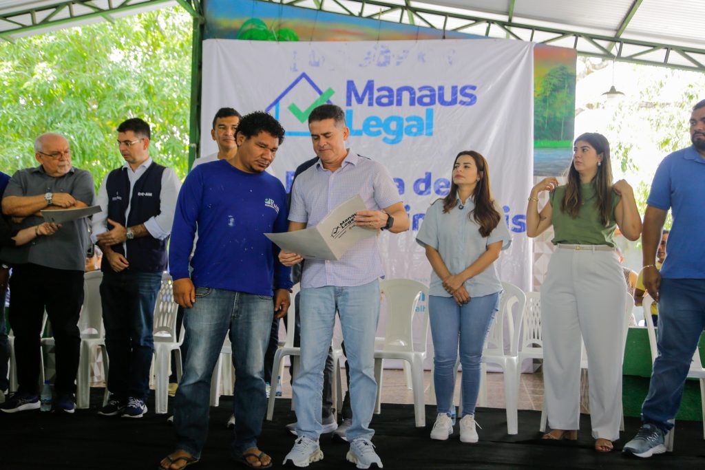 David Almeida ao entregar títulos de terra de comunidade indígena em Manaus