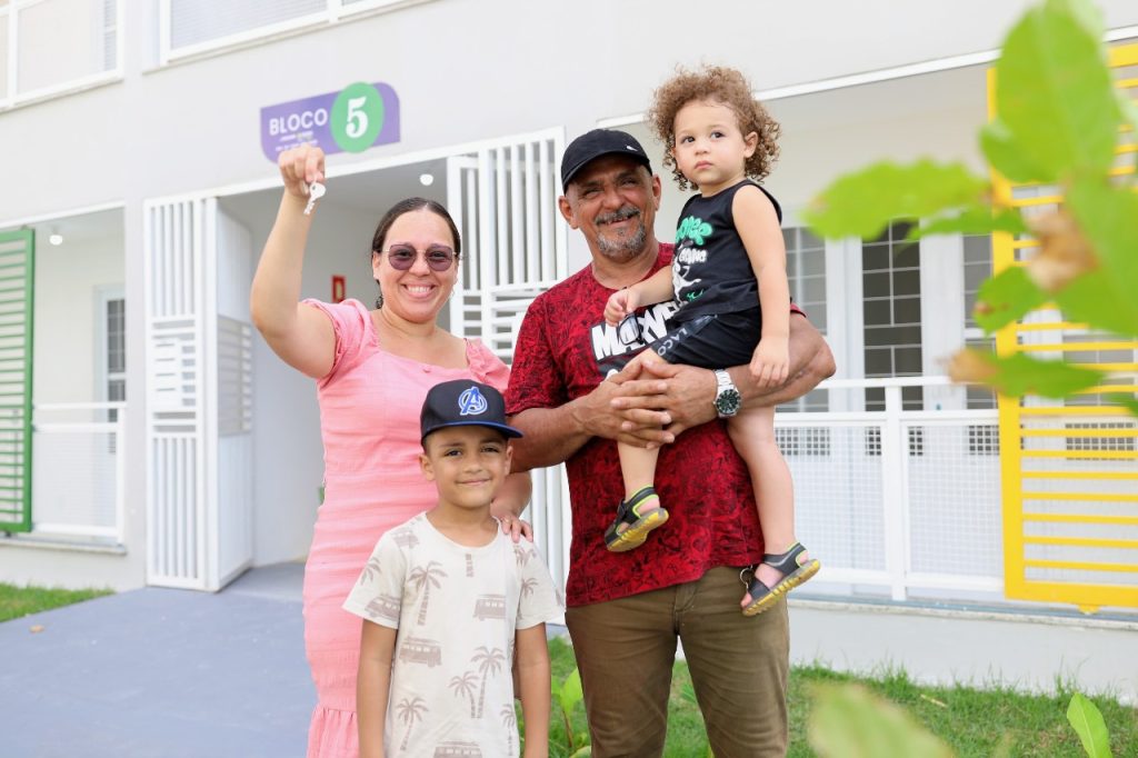 Família do Amazonas celebra nova vida com mudança para apartamento no Parque Residencial Maués