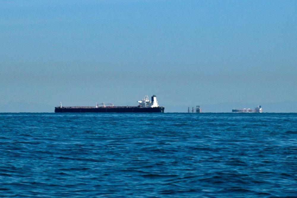 Vista aérea de um navio petroleiro navegando em águas internacionais durante crise geopolitica