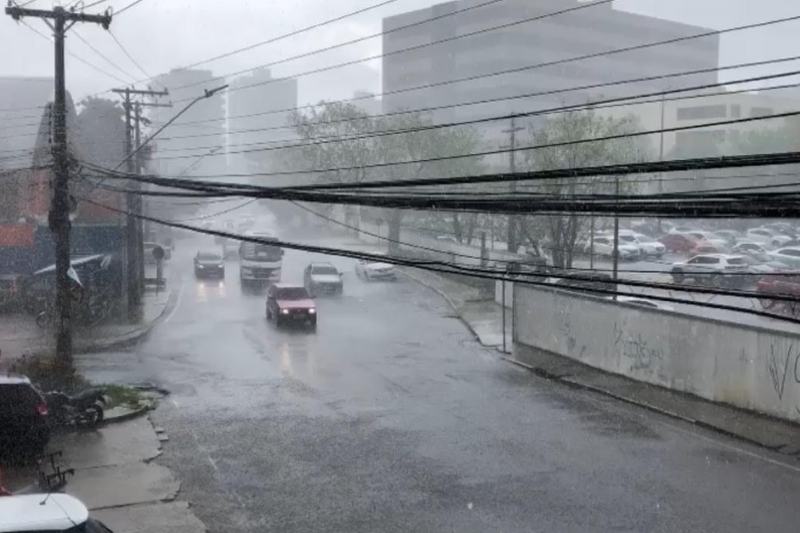 Chuvas torrenciais e ventania devem atingir Manaus e região