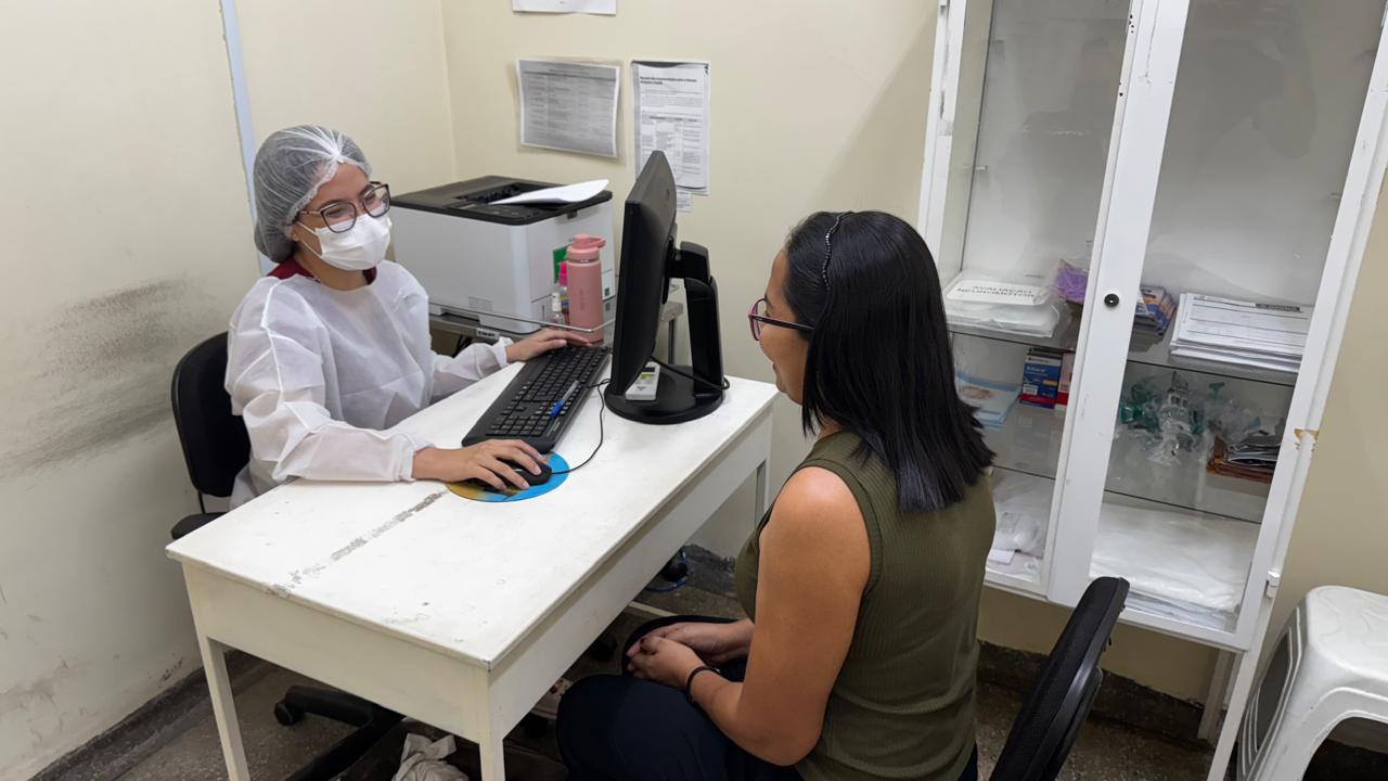 Fachada de unidade móvel de saúde da mulher da prefeitura de manaus para exames preventivos e vacinação.