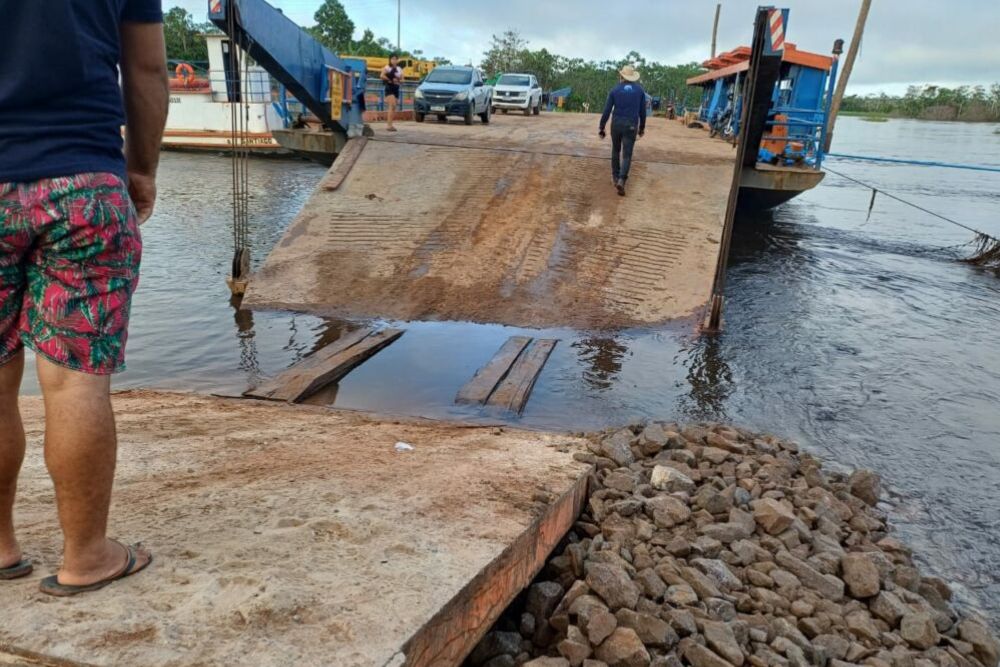 Trecho da BR-319 volta a ceder e interdita acesso às balsas no Careiro da Várzea