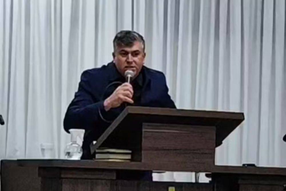 Vídeo: Pastor morre após passar mal durante pregação transmitida ao vivo