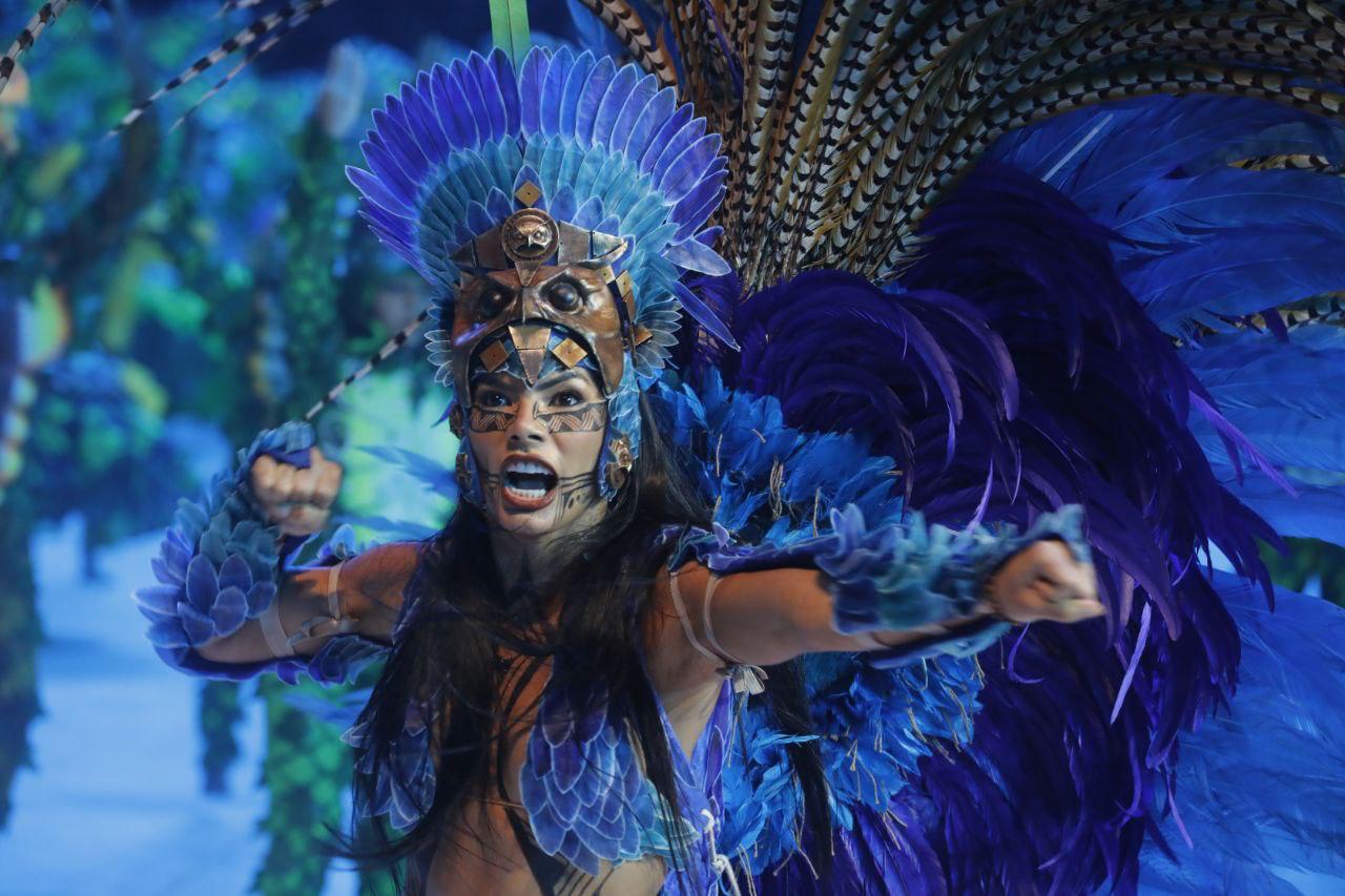 Marciele Albuquerque cunhã poranga do boi caprichoso sorrindo em evento oficial da assembleia legislativa do amazonas
