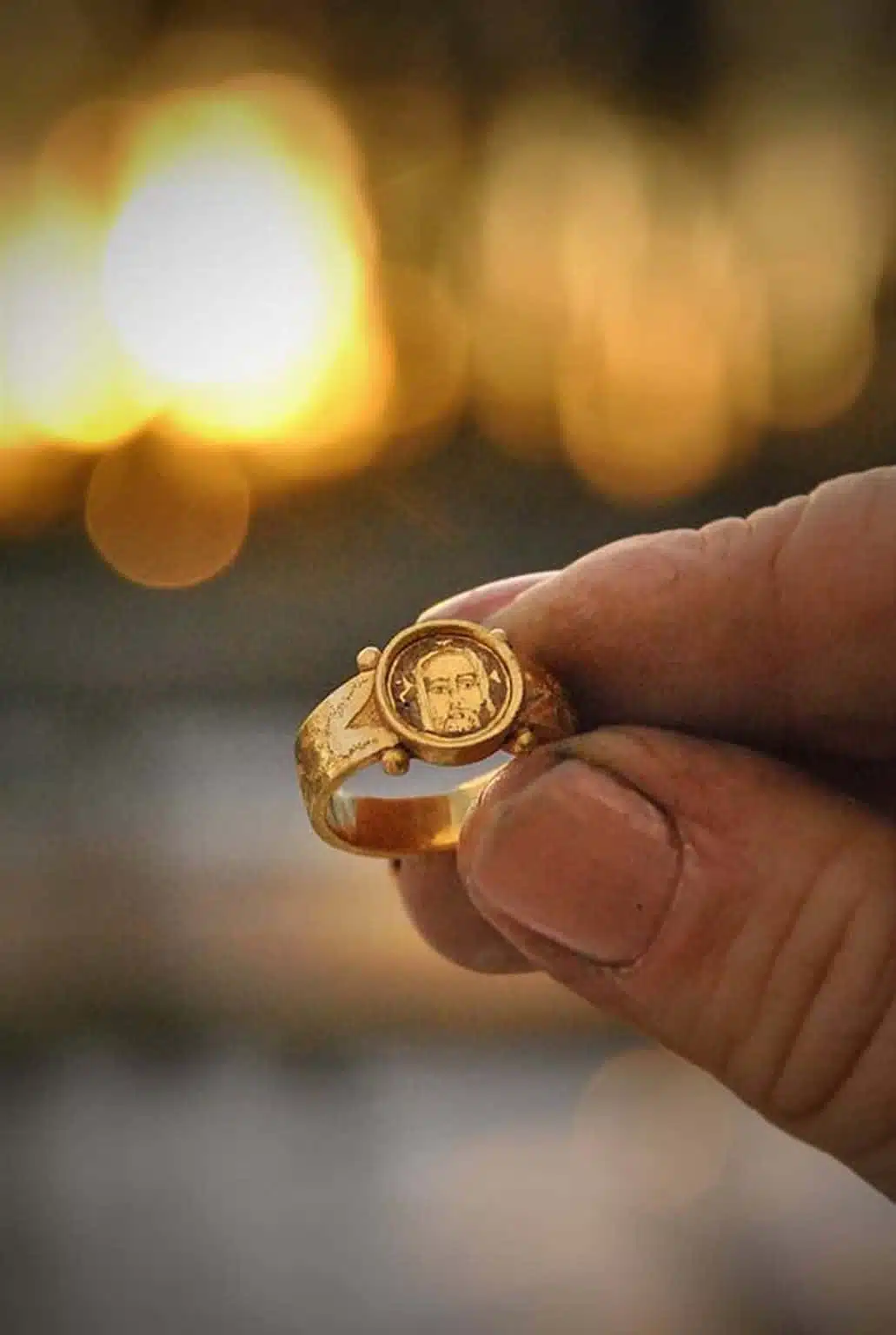 anel de ouro com imagem de jesus