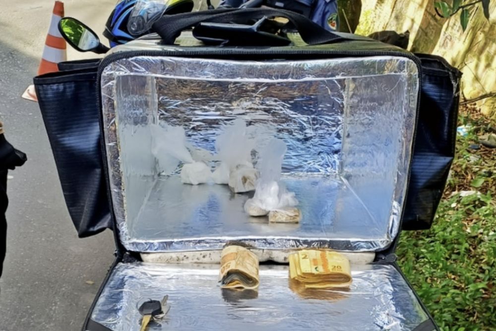 Motoboy é flagrado com drogas e R$ 1,3 mil durante blitz do Detran em Manaus