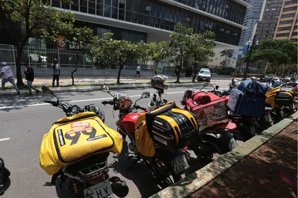 Projeto prevê crédito para motos de entregadores e pontos de descanso para caminhoneiros