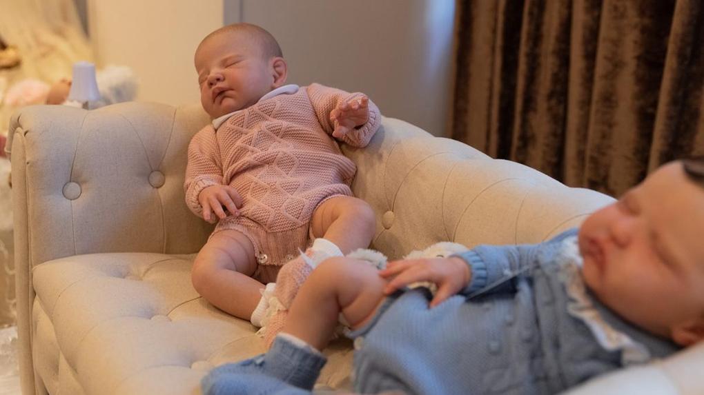 Homem é preso por agredir bebê após confundi-lo com boneco ‘reborn’