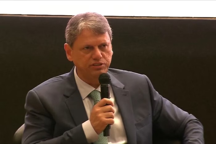 Tarcísio racha direita 2026