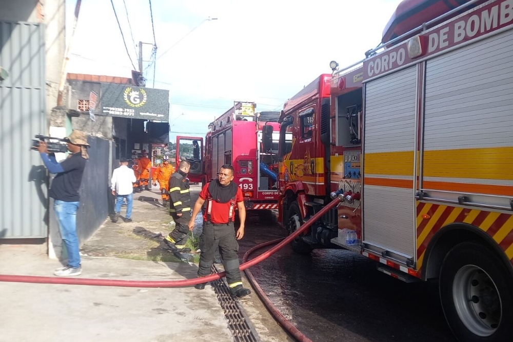 Incêndio de grandes proporções destroí galpão de loja de roupas na Zona Norte de Manaus