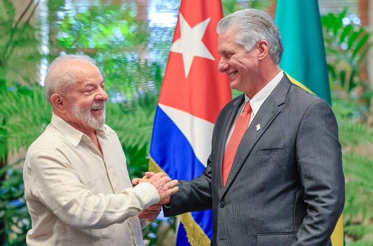 Presidente Lula e o presidente de Cuba Miguel Díaz-Canel em encontro oficial.