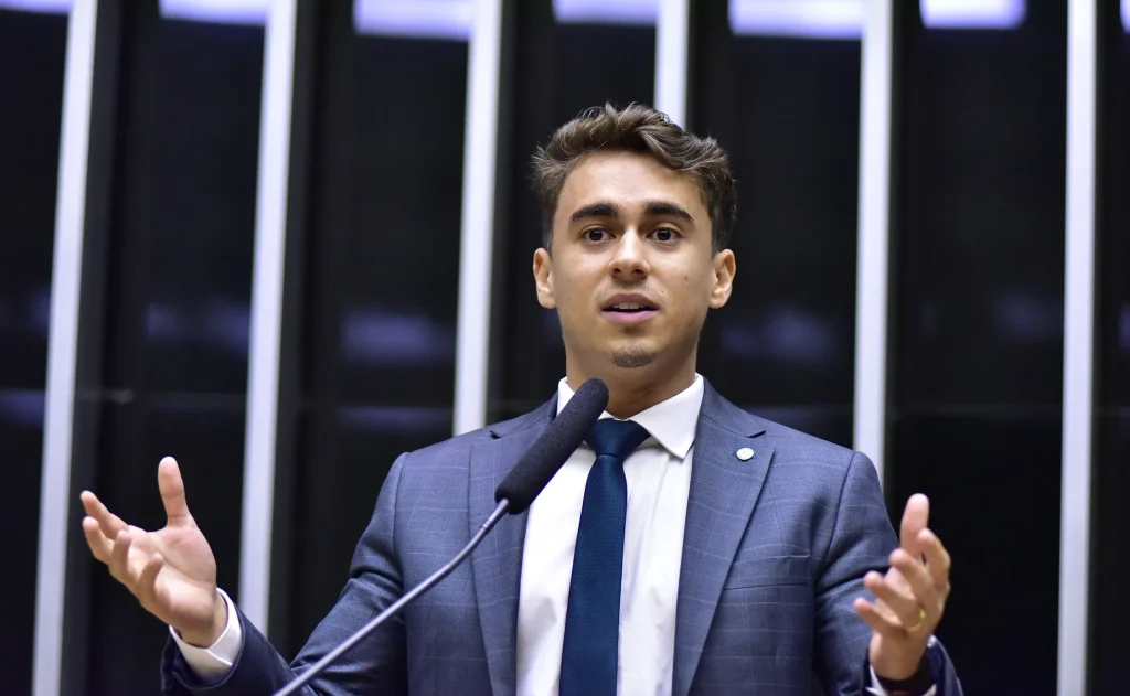 Nikolas Ferreira cobra AGU por uso de recursos públicos em defesa de Moraes nos EUA
