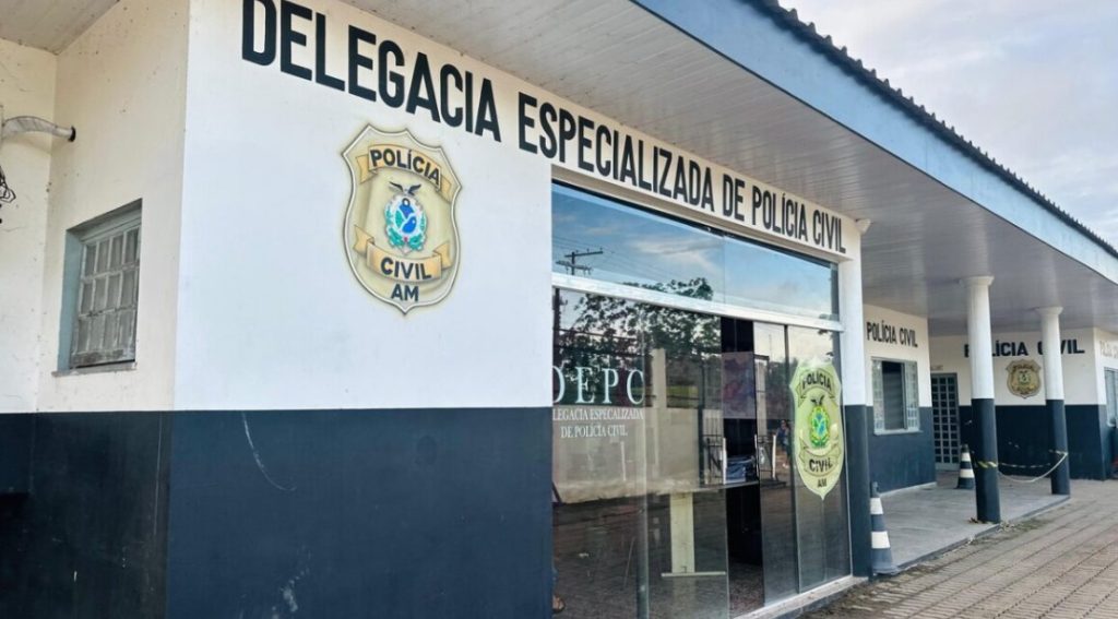 policial civil do amazonas em frente à delegacia de tefé durante prisão de homem condenado por peculato