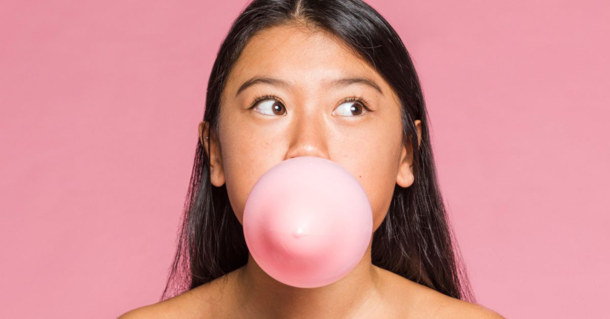Engolir chiclete faz mal? Veja o que realmente acontece com seu corpo