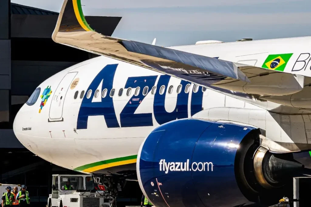 Aeronave da Azul Linhas Aéreas estacionada em pista de aeroporto com céu ao fundo.