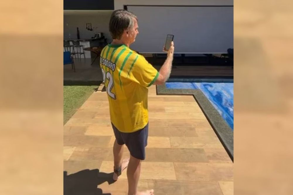 Com tornozeleira eletrônica, Bolsonaro acompanha manifestação à distância; assista