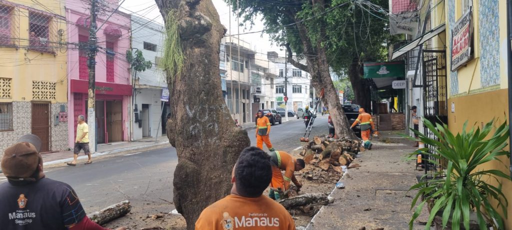 Centro de Manaus recebe mutirão de revitalização com ações de limpeza e reordenamento