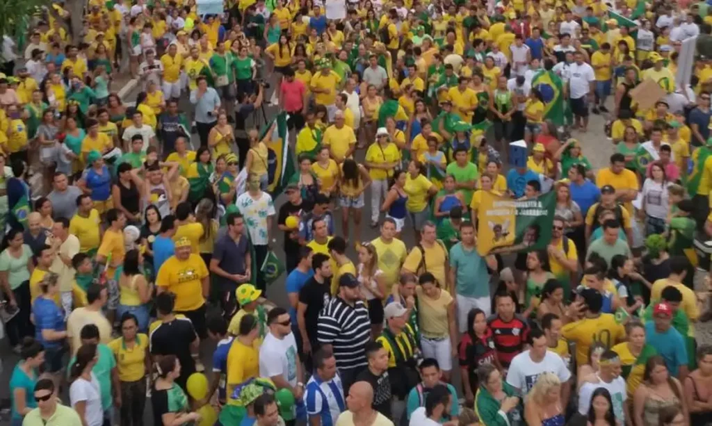imagem do ato Acorda Brasil na Ponta Negra, Manaus