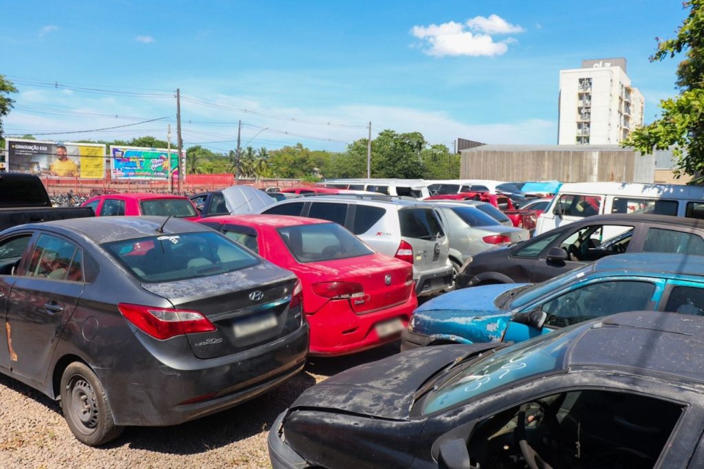 Visitantes avaliando veículos disponíveis no leilão do Detran-AM em Manaus