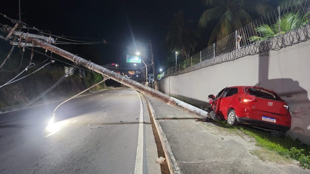 Motorista cochila ao volante e derruba poste na Avenida das Torres
