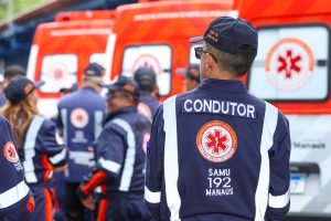 motociclista ferido após colisão com micro-ônibus em Manaus