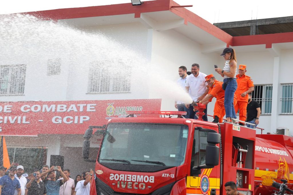 Wilson Lima entrega viatura de combate a incêndio e instala base fixa do Corpo de Bombeiros em Coari