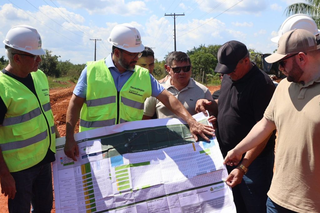 Wilson Lima visita obras da estrada Codajás–Anori e inaugura iluminação LED em Beruri e Anori