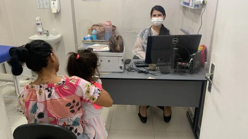 Profissional de saúde aplicando vacina em paciente para prevenir doenças respiratórias no Amazonas durante o período de chuvas.